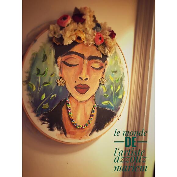 Frida Kahlo-Inspired Embroidery Hoop Art – Hand-Painted Portrait with 3D Flower - Picture 3 of 4